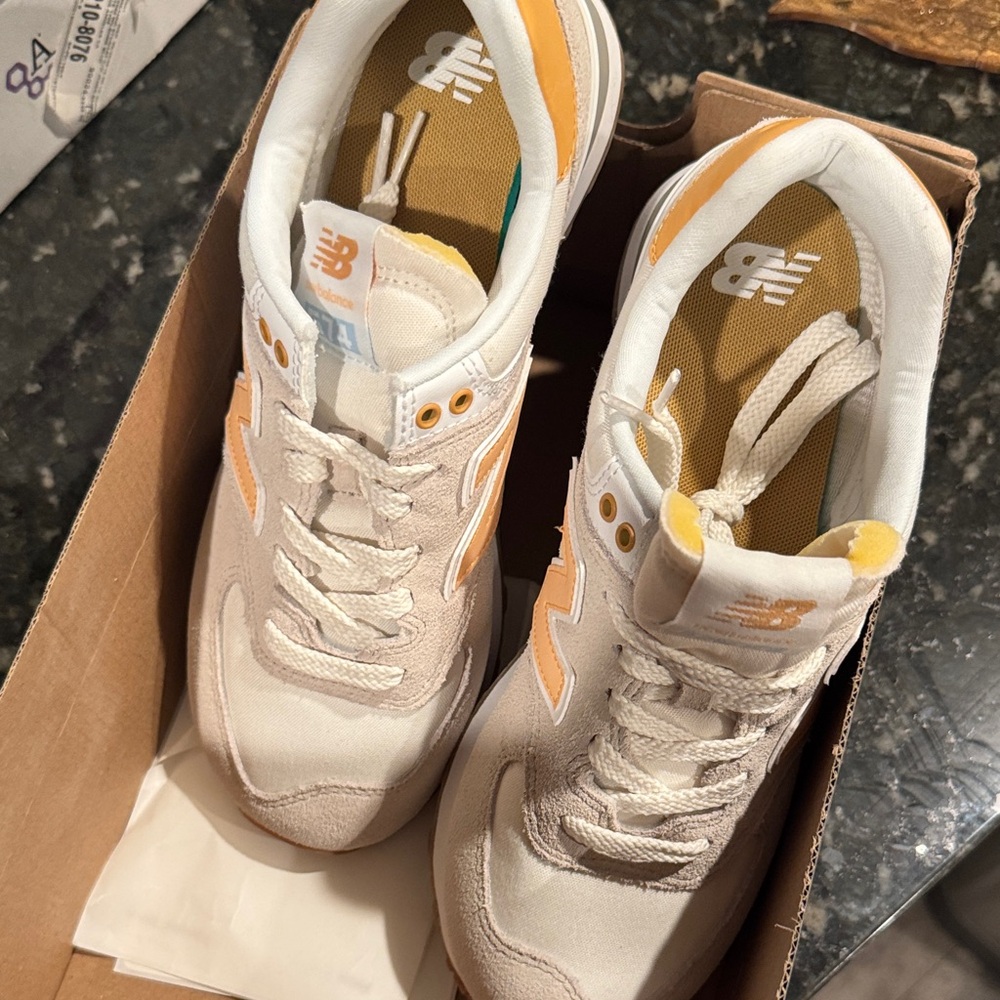New Balance Women's 574 Shoes - Picture 4 of 9